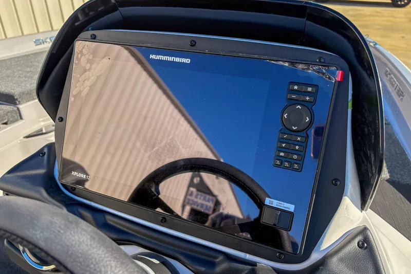 Slide: The Image of Console of 2026 Skeeter ZXR20 SE with Humminbird Xplore 12 display. - 9