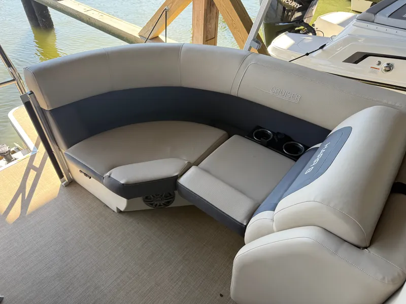 Slide: The Image of Harris Cruiser 230 2024 - 14