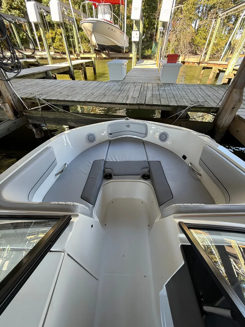 Slide: The Image of Bayliner VR6 Bowrider OB 2025 - 10
