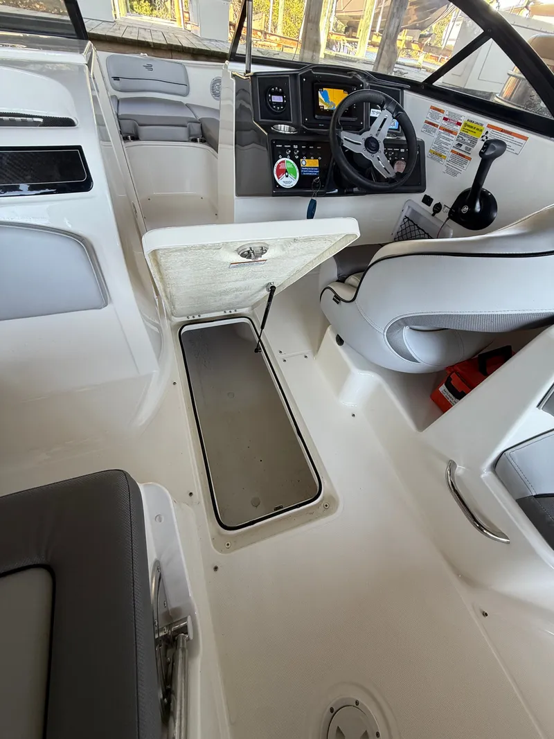 Slide: The Image of Bayliner VR6 Bowrider OB 2025 - 13