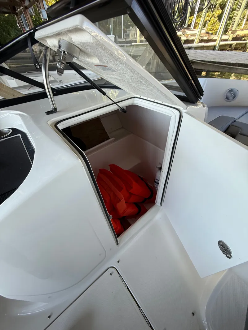 Slide: The Image of Bayliner VR6 Bowrider OB 2025 - 14