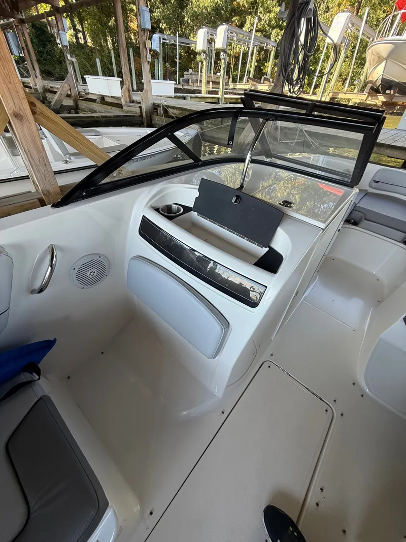 Slide: The Image of Bayliner VR6 Bowrider OB 2025 - 15