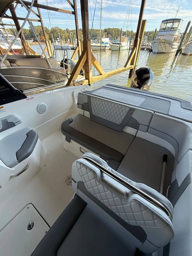 Slide: The Image of Bayliner VR6 Bowrider OB 2025 - 17