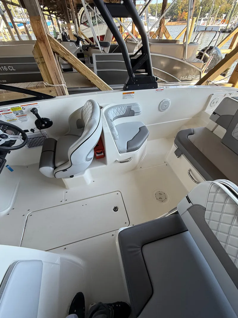Slide: The Image of Bayliner VR6 Bowrider OB 2025 - 18