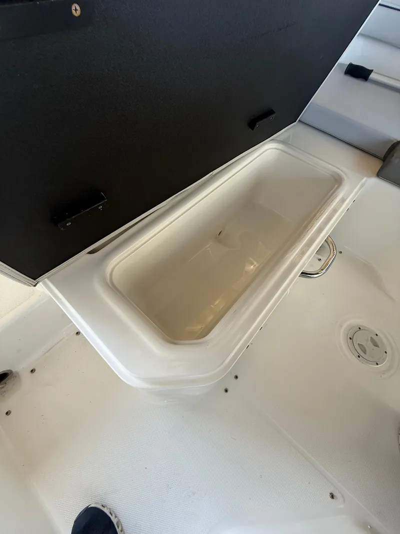 Slide: The Image of Bayliner VR6 Bowrider OB 2025 - 19