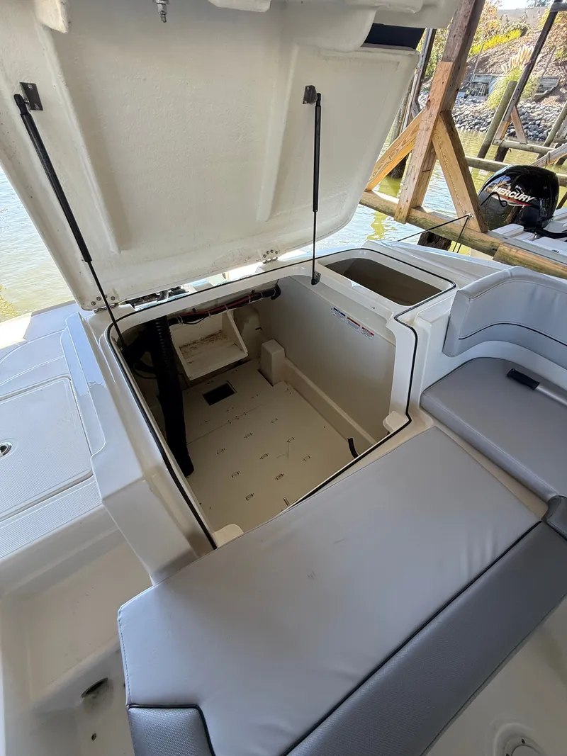 Slide: The Image of Bayliner VR6 Bowrider OB 2025 - 20