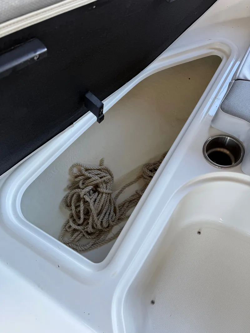 Slide: The Image of Bayliner VR6 Bowrider OB 2025 - 7