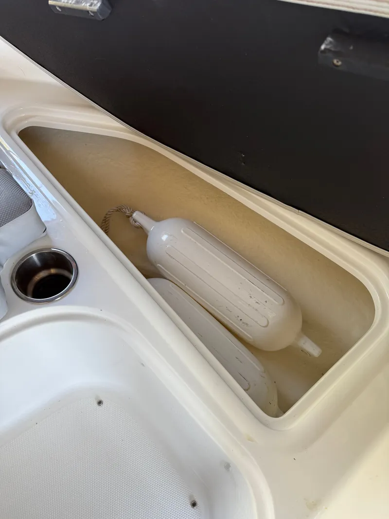 Slide: The Image of Bayliner VR6 Bowrider OB 2025 - 9