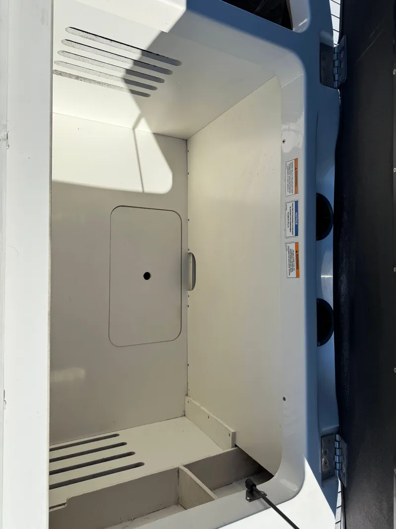 Slide: The Image of Sea Ray SPX 210 Outboard 2018 - 12