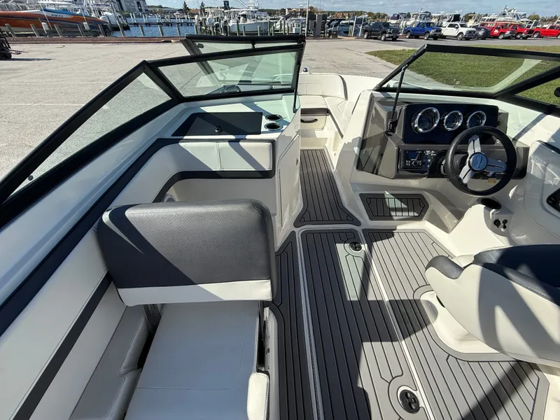 Slide: The Image of Sea Ray SPX 210 Outboard 2018 - 15