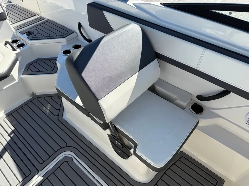 Slide: The Image of Sea Ray SPX 210 Outboard 2018 - 16