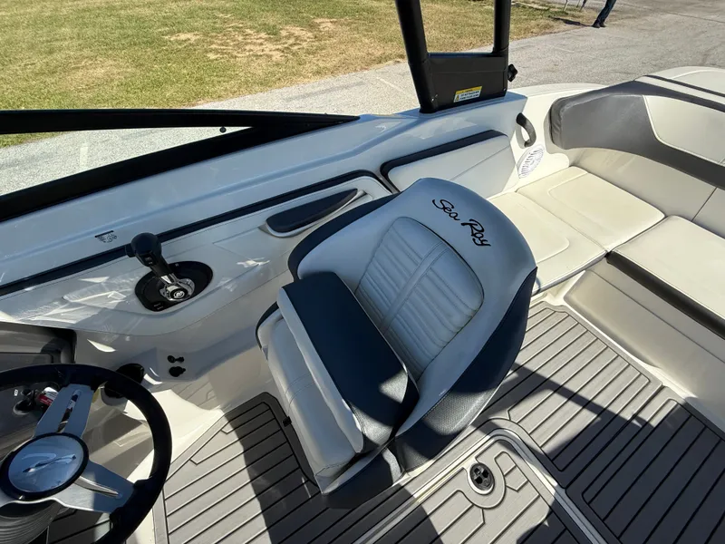 Slide: The Image of Sea Ray SPX 210 Outboard 2018 - 18