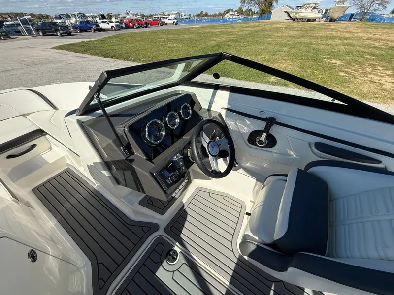 Slide: The Image of Sea Ray SPX 210 Outboard 2018 - 20