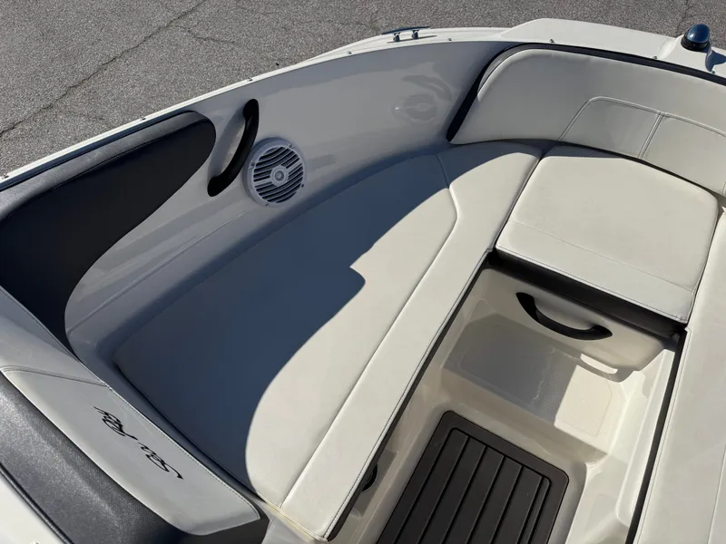 Slide: The Image of Sea Ray SPX 210 Outboard 2018 - 21