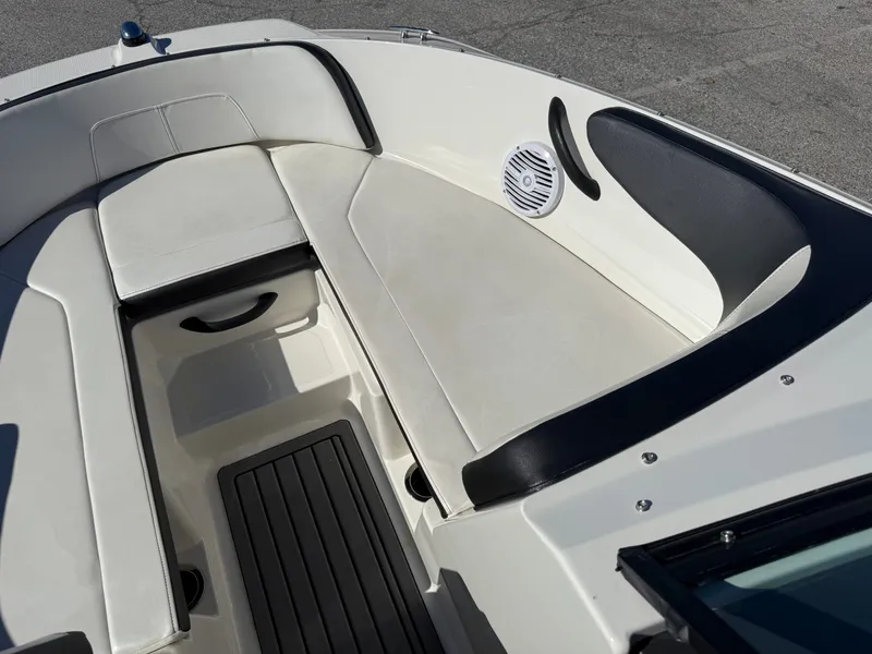Slide: The Image of Sea Ray SPX 210 Outboard 2018 - 24
