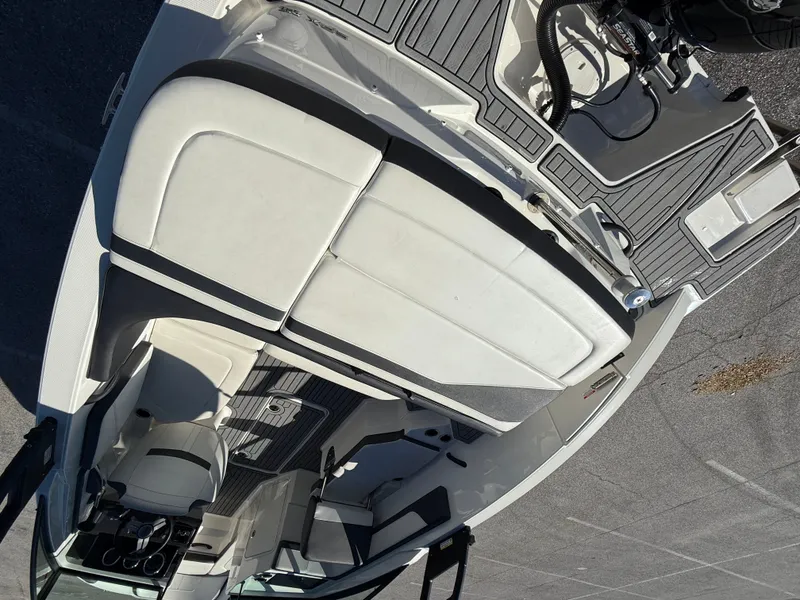 Slide: The Image of Sea Ray SPX 210 Outboard 2018 - 6
