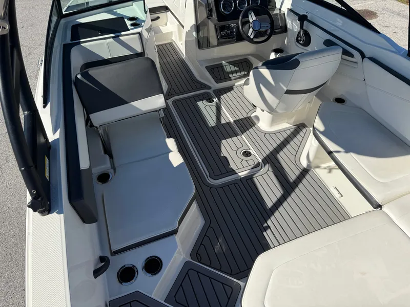 Slide: The Image of Sea Ray SPX 210 Outboard 2018 - 8