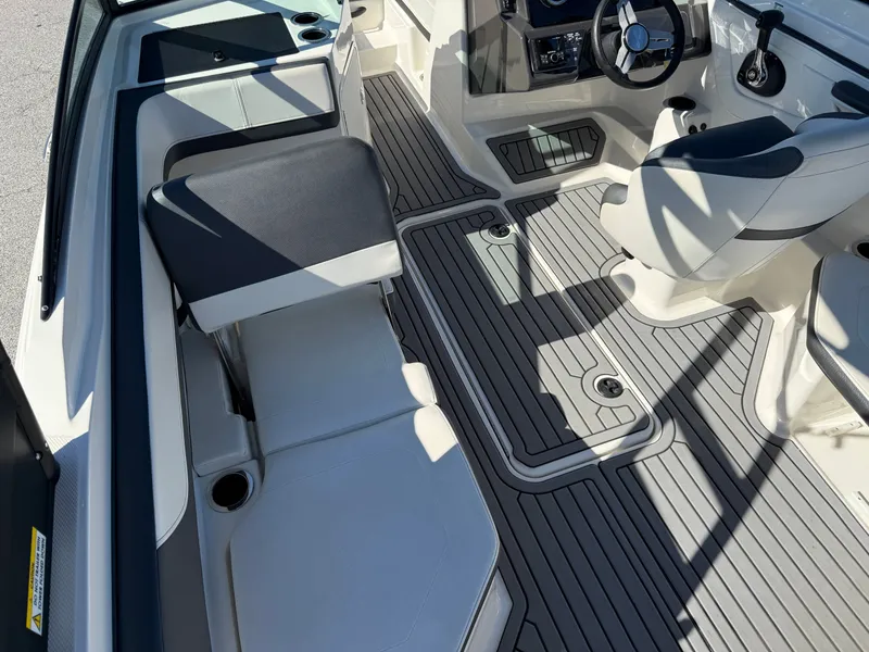 Slide: The Image of Sea Ray SPX 210 Outboard 2018 - 9