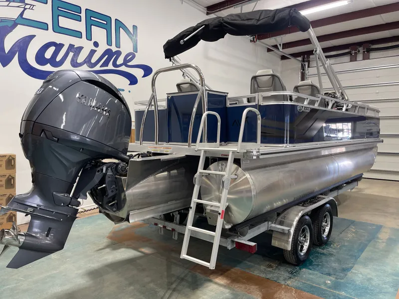 Slide: The Image of Avalon Venture Rear Fish - 21' 2025 - 18