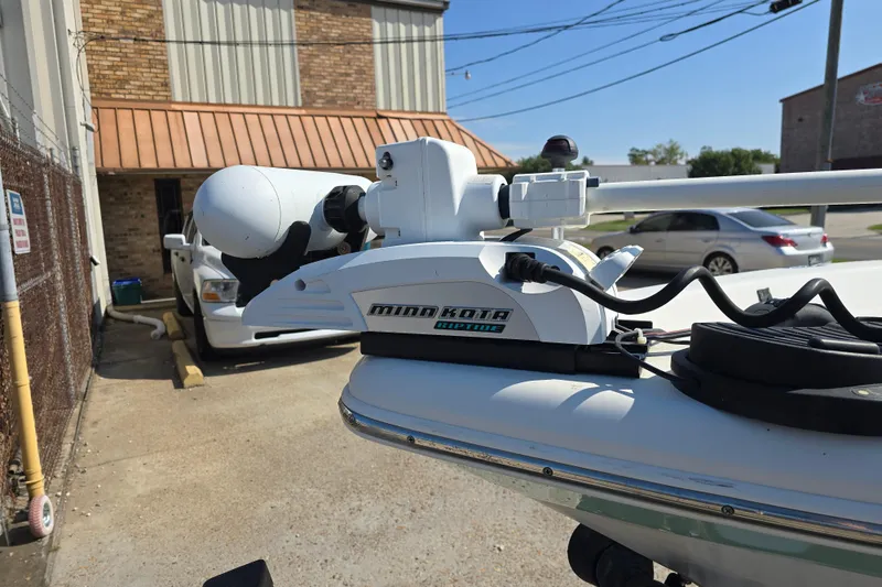 Slide: The Image of Minn Kota Riptide trolling motor on 2014 NauticStar 214 XTS Shallow Bay boat. - 10