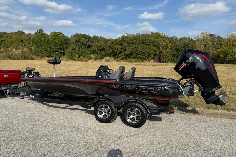 Slide: The Image of Display screen showing engine RPM history for 2019 Nitro Z21 Pro, total hours 677.66. - 7