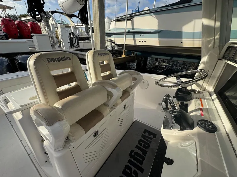 Slide: The Image of Everglades 320 Center Console 2011 - 10