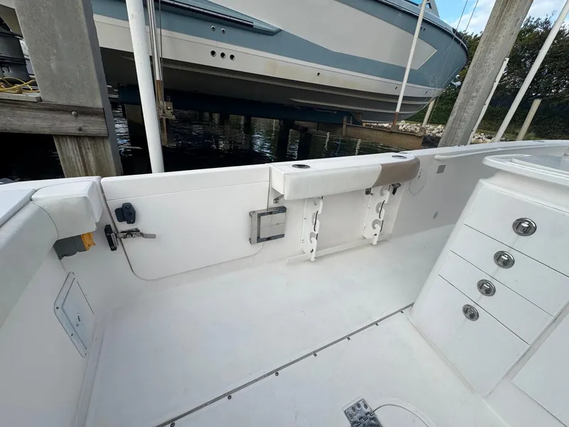 Slide: The Image of Everglades 320 Center Console 2011 - 25