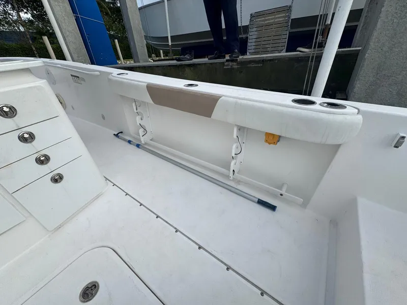 Slide: The Image of Everglades 320 Center Console 2011 - 26