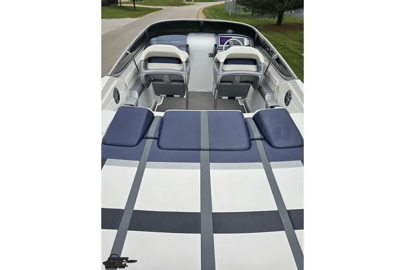 Slide: The Image of 2019 Formula 292 FASTech boat at a sport center, showcasing dual propellers. - 29