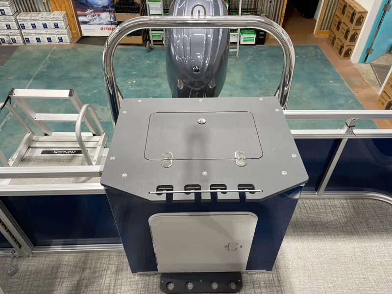 Slide: The Image of Avalon Venture Rear Fish - 21' 2025 - 15