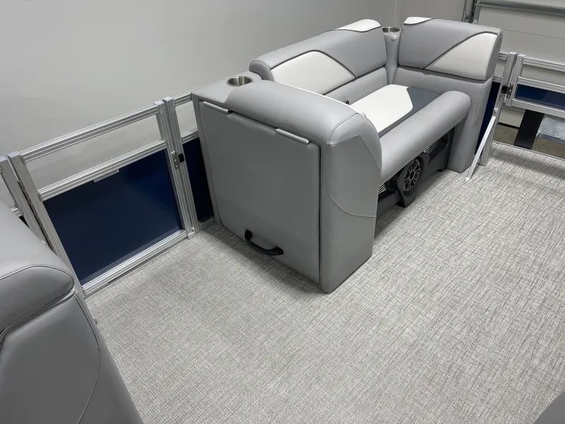 Slide: The Image of Avalon Venture Rear Fish - 21' 2025 - 24