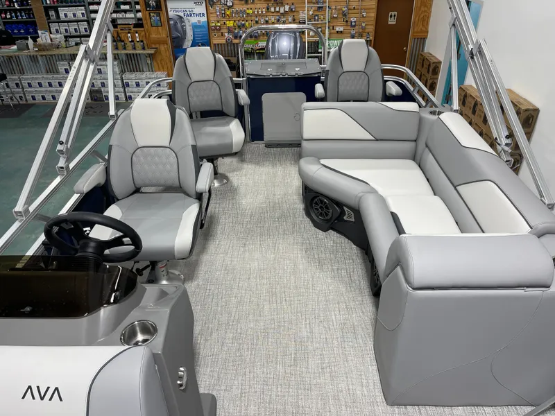 Slide: The Image of Avalon Venture Rear Fish - 21' 2025 - 32