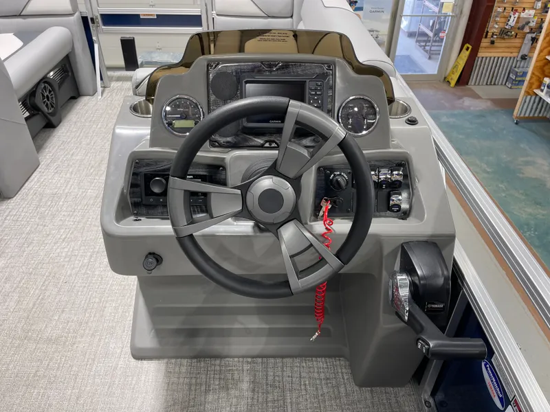 Slide: The Image of Avalon Venture Rear Fish - 21' 2025 - 6