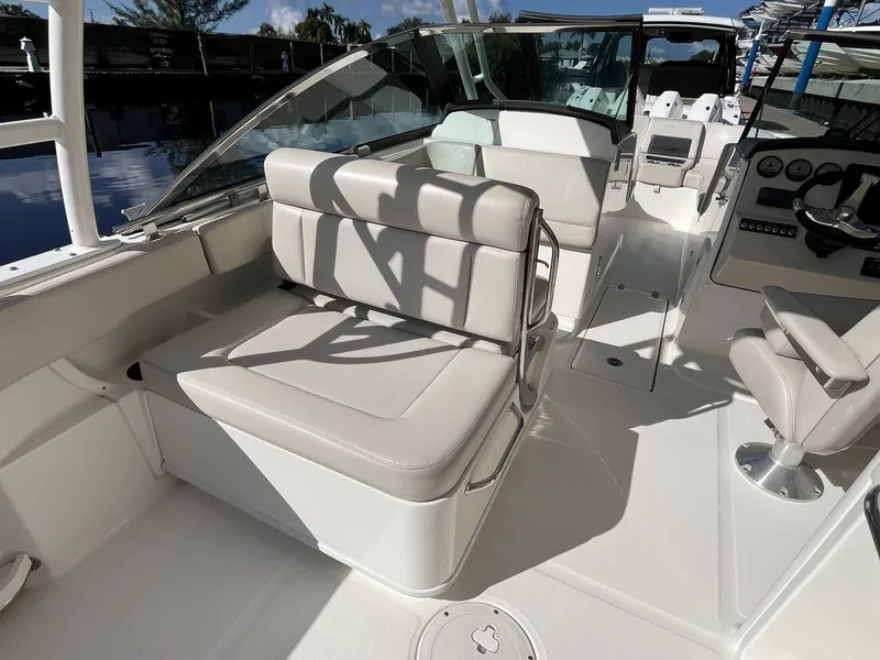 Slide: The Image of Boston Whaler 270 Vantage 2019 - 11