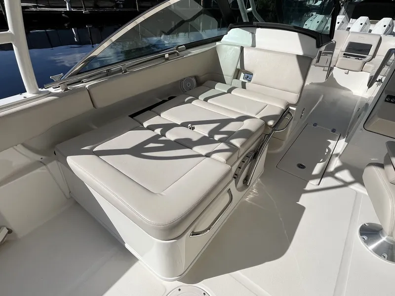 Slide: The Image of Boston Whaler 270 Vantage 2019 - 12