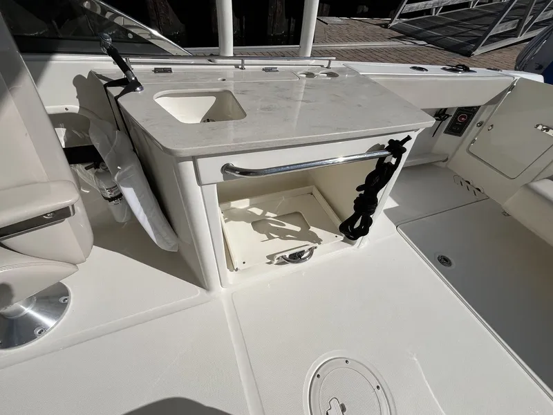 Slide: The Image of Boston Whaler 270 Vantage 2019 - 13