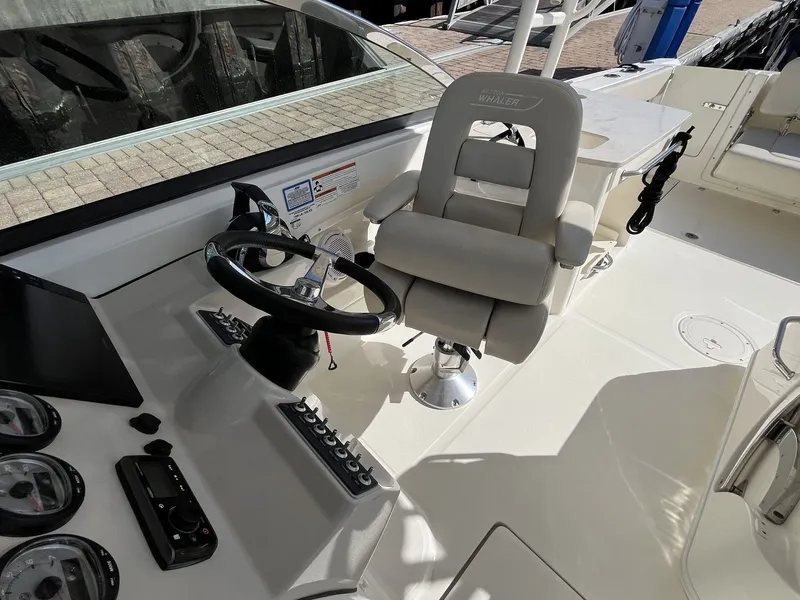 Slide: The Image of Boston Whaler 270 Vantage 2019 - 14