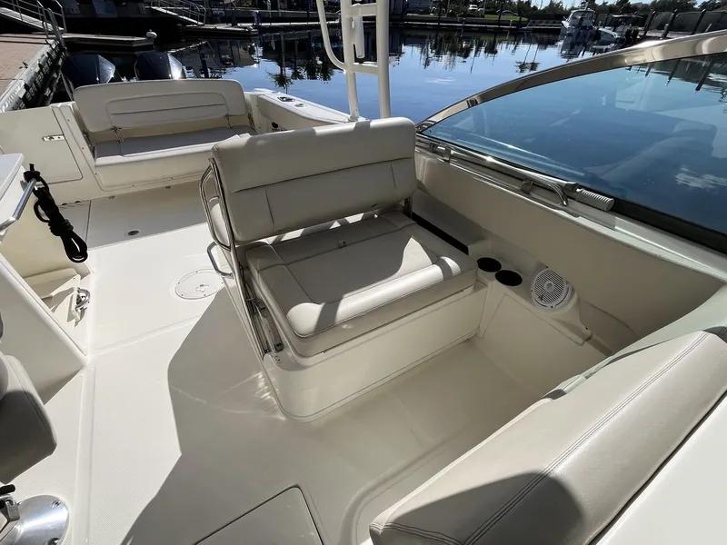 Slide: The Image of Boston Whaler 270 Vantage 2019 - 15
