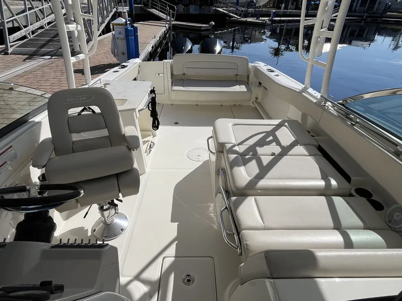 Slide: The Image of Boston Whaler 270 Vantage 2019 - 16