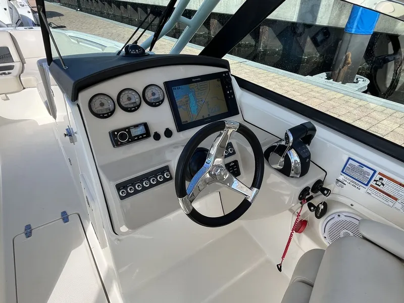 Slide: The Image of Boston Whaler 270 Vantage 2019 - 17