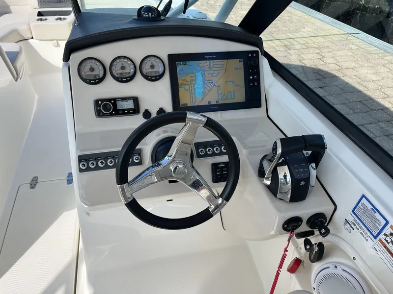 Slide: The Image of Boston Whaler 270 Vantage 2019 - 18