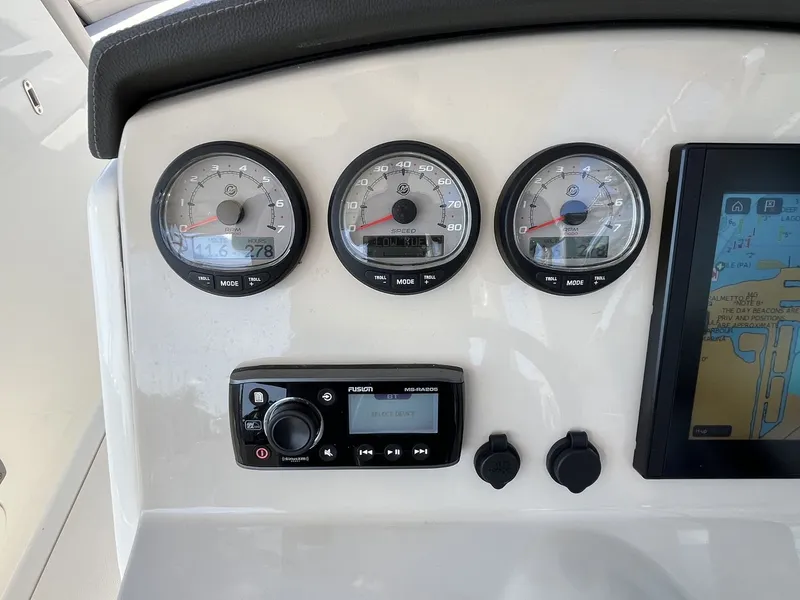 Slide: The Image of Boston Whaler 270 Vantage 2019 - 20