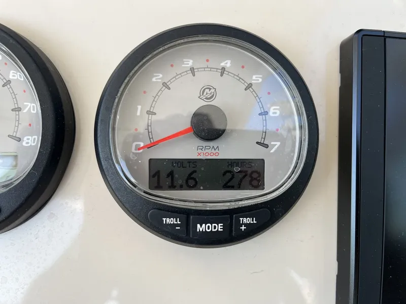 Slide: The Image of Boston Whaler 270 Vantage 2019 - 21