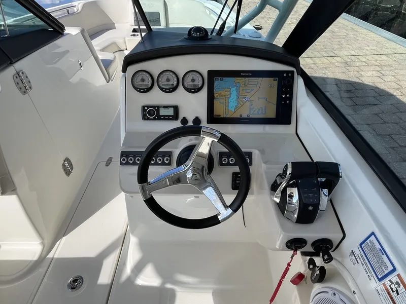 Slide: The Image of Boston Whaler 270 Vantage 2019 - 22