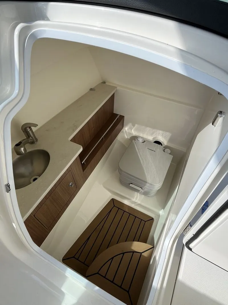 Slide: The Image of Boston Whaler 270 Vantage 2019 - 23