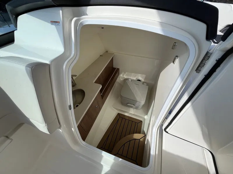 Slide: The Image of Boston Whaler 270 Vantage 2019 - 24