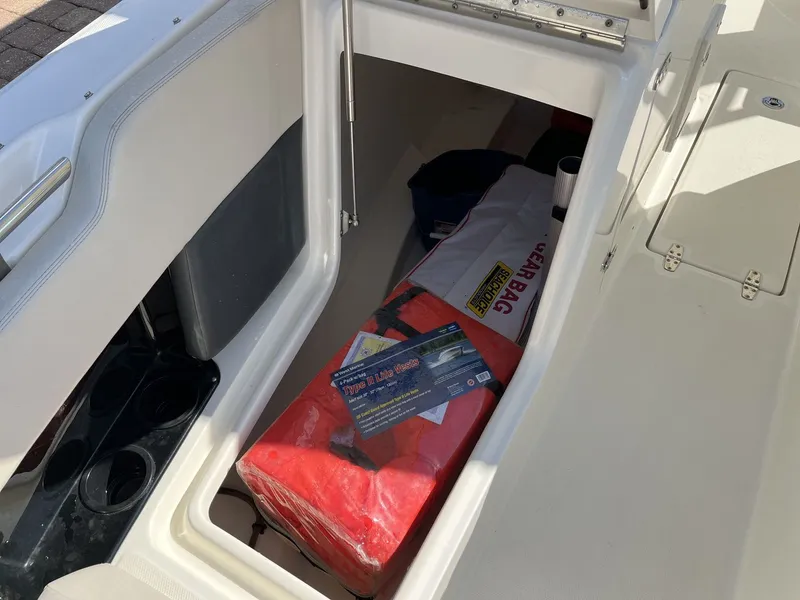 Slide: The Image of Boston Whaler 270 Vantage 2019 - 28