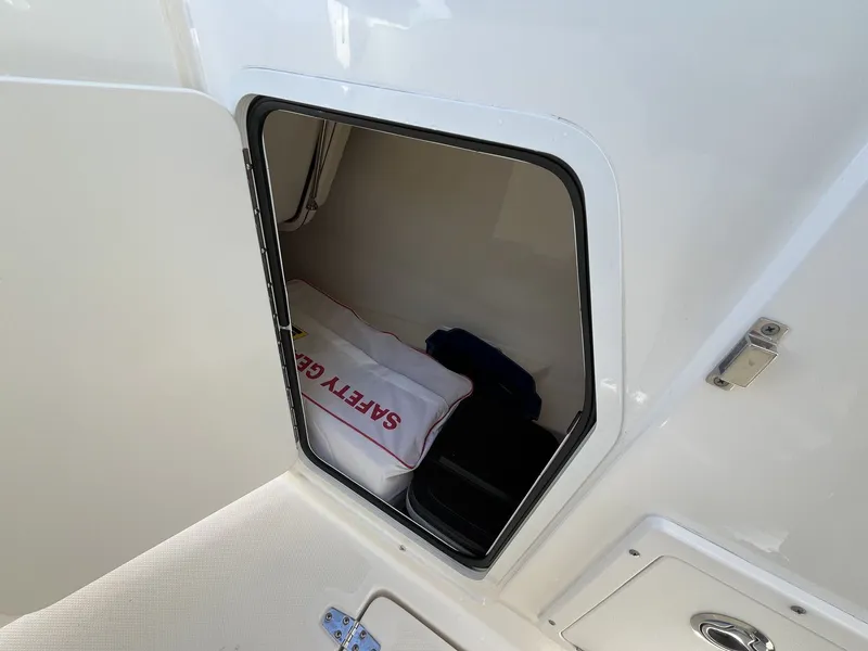Slide: The Image of Boston Whaler 270 Vantage 2019 - 29