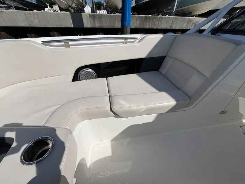 Slide: The Image of Boston Whaler 270 Vantage 2019 - 30