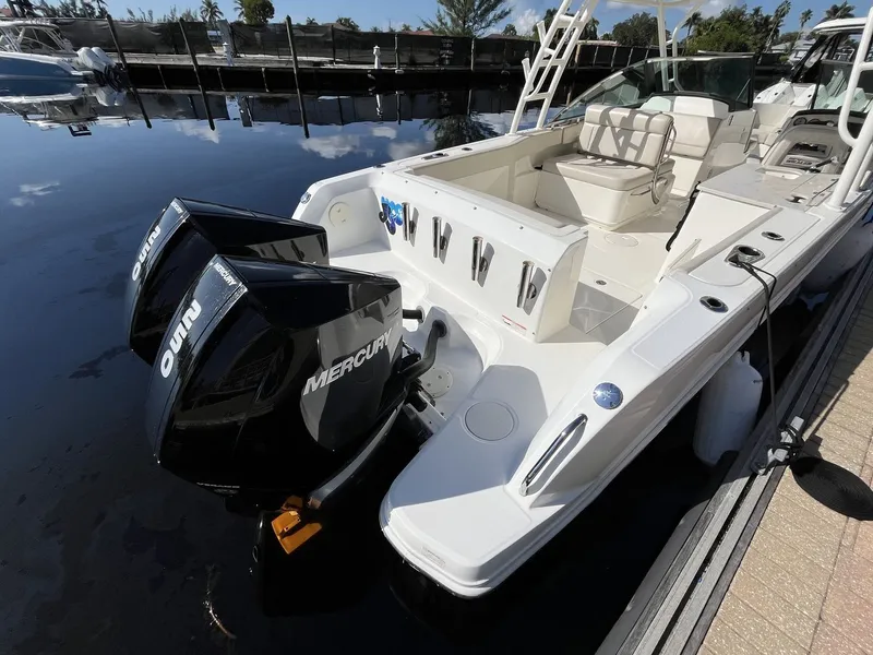 Slide: The Image of Boston Whaler 270 Vantage 2019 - 5
